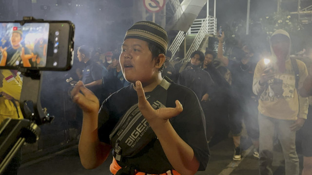 Influencer Disabilitas, Badru, berorasi di tengah massa aksi #IndonesiaGelap, di Patung Kuda, Jakarta pada Senin (17/2/2025). Foto: Abid Raihan/kumparan