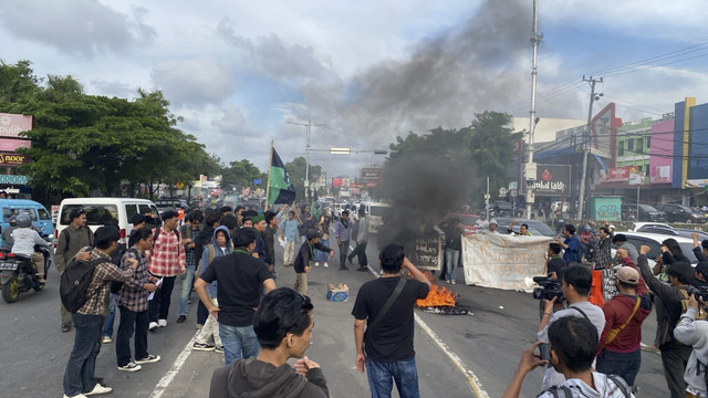 Mahasiswa HMI Cabang Makassar Timur menggelar demo di Jalan Perintis Kemerdekaan Kota Makassar, Sulsel, Senin (17/2/2025). Foto: Dok. Istimewa