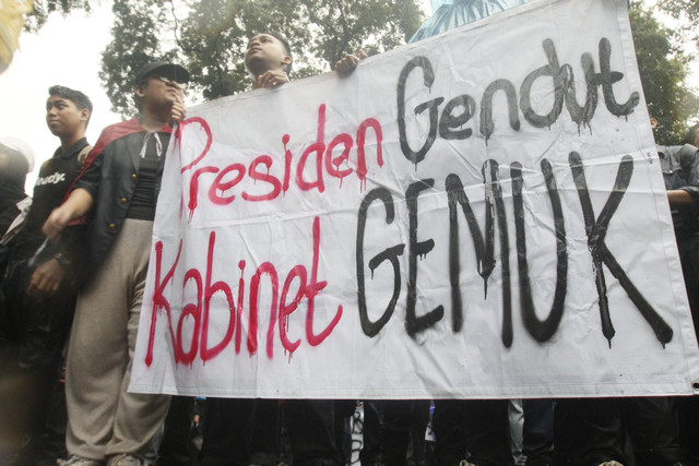 Demo mahasiswa dalam aksi #IndonesiaGelap, di DPRD Jabar, pada Senin (17/2/2025). Foto: Robby Bouceu/kumparan