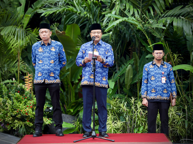 Menteri Sosial Saifullah Yusuf atau Gus Ipul saat memimpin apel di halaman kantor Kemensos, Jakarta, Senin (17/2/2025). Foto: Dok. Kemensos