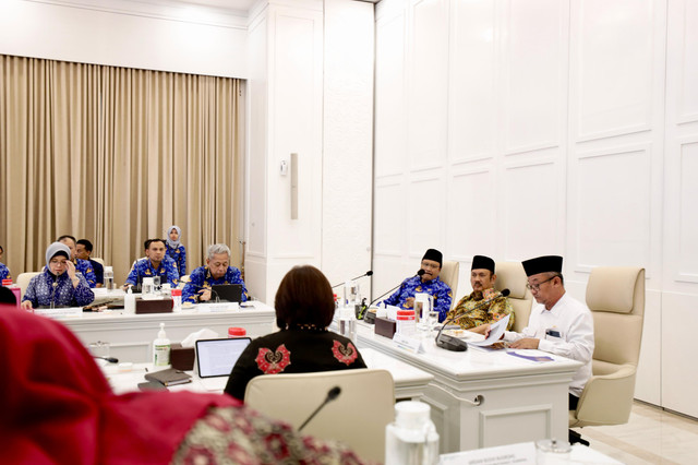 Menteri Sosial Saifullah Yusuf (ketiga dari kanan), Menteri Perencanaan Pembangunan Nasional (PPN) atau Badan Perencanaan Pembangunan Nasional (Bappenas) Rachmat Pambudy (kedua dari kanan), Menteri Pendidikan Dasar dan Menengah Abdul Mu'ti (kanan), dan Plt Kepala Badan Pusat Statistik (BPS), Amalia Adininggar Widyasanti (kiri) saat menggelar rapat bersama di Kantor Bappenas, Jakarta, Senin (17/2/2025). Foto: Dok. Kemensos