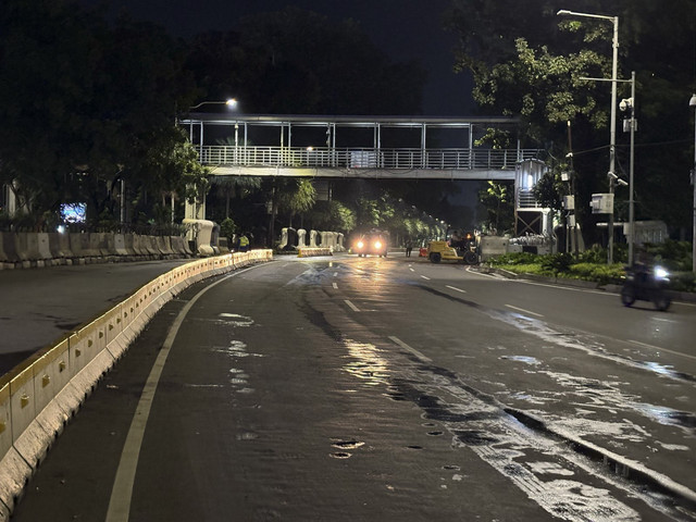 Jalan Medan Merdeka Barat sudah dibuka sepenuhnya untuk masyarakat umum pasca demo #IndonesiaGelap di Patung Kuda, Jakarta Pusat pada Senin (17/2/2025). Foto: Abid Raihan/kumparan