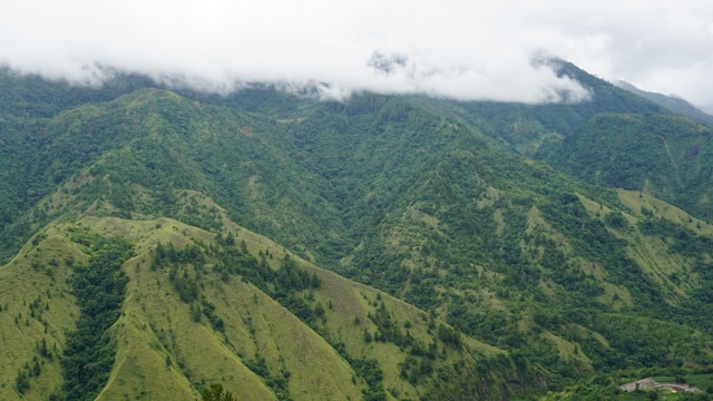 Gunung di Ngawi. Foto hanya ilustrasi, bukan tempat sebenarnya. Sumber: unsplash.com/Madrosah Sunnah