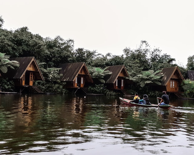 Rumah adat Jawa Barat, foto hanya ilustrasi, bukan rumah sebenarnya: Unsplash/ivan hermawan