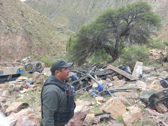 Sebuah bus yang membawa 30 penumpang jatuh di jurang dekat kota Yocalla, Bolivia, Senin (17/2). Foto: Handout via REUTERS