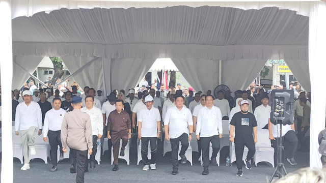 Momen kepala daerah terpilih latihan baris berbaris saat menghadiri pengarahan kepala daerah di kawasan Monas, Jakarta Pusat, Selasa (18/2/2025). Foto: Jonathan Devin/kumparan