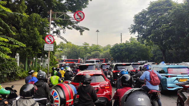 Arus lalu lintas sekitar Monas padat jelang pengarahan Kepala Daerah, Selasa (18/2).  Foto: Jonathan Devin/kumparan