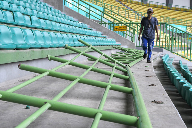 Pekerja memeriksa besi pagar pembatas tribun penonton yang rusak di Stadion Patriot Chandrabhaga, Bekasi, Jawa Barat, Senin (17/2/2025). Foto: Fakhri Hermansyah/ANTARA FOTO