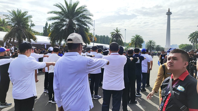 Kepala daerah terpilih latihan baris berbaris saat menghadiri pengarahan kepala daerah di kawasan Monas, Jakarta Pusat, Selasa (18/2/2025).
 Foto: Jonathan Devin/kumparan