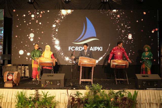 Rektor Universitas Muhammadiyah (Unismuh) Makassar Dr Ir Abd Rakhim Nanda ST, MT, IPU bersama Ketua AIPKI Prof, Dr, dr, Budi Santoso, SpOG(K) dan Dekan Fakultas Kedokteran dan Ilmu Kesehatan (FKIK) Prof, Dr, dr, Suryani As'ad membuka kegiatan Forum Dekan Pendidikan Kedokteran yang di gelar di Hotel Claro Makassar, Senin 19 Februari 2025 