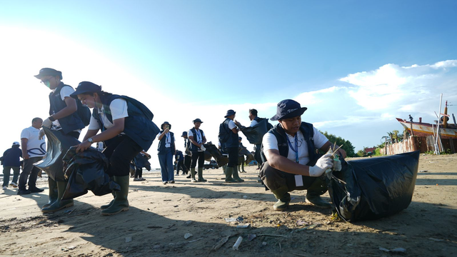 Relawan Bakti BUMN dalam membersihkan sampah di Pantai Lampu Satu, Samkai, Kecamatan Merauke, Kabupaten Merauke, Papua Selatan. Foto: Dok. Pertamina