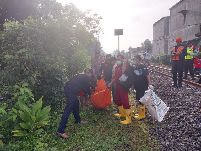 Polsek Rejotangan Mendatangi TKP Orang Tanpa Identitas Tertabrak Kereta Api