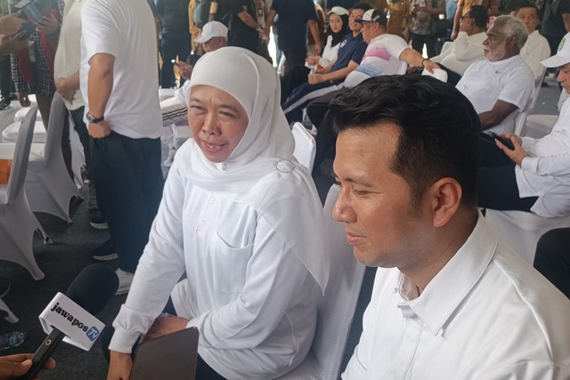 Gubernur Jawa Timur terpilih Khofifah Indar Parawansa dan Wakil Gubernur Jawa Timur terpilih Emil Dardak menghadiri pengarahan kepala daerah di kawasan Monas, Jakarta Pusat, Selasa (18/2/2025).  Foto: Zamachsyari/kumparan