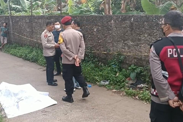 Mayat pria bersimbah darah tergeletak di pinggir Jalan Kabel Kukusan, Beji, Kota Depok, Selasa (18/2/2025). Foto: Dok. Istimewa