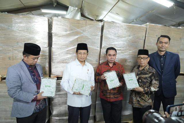 Menteri Agama Nazaruddin Umar (kedua dari kiri) menerima 100 ton kurma secara simbolis dari Arab Saudi di Jakarta, 14/2/2025. Foto: Kemenag RI