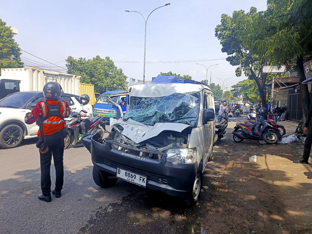 Granmax yang terlibat kecelakaan beruntun di Jalan Terusan Buahbatu Bandung, Selasa (18/2/2025). Foto: Robby Bouceu/kumparan