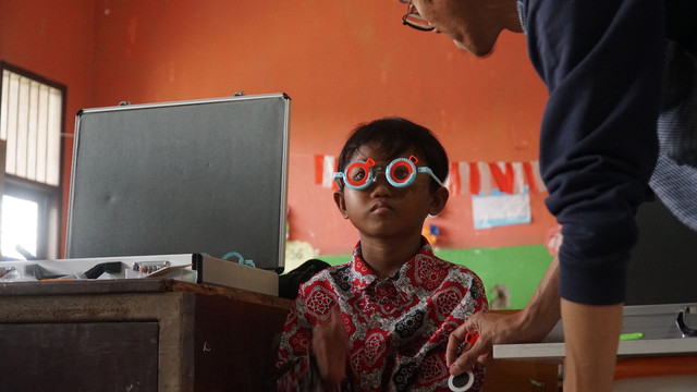 Pemeriksaan mata dan pemberian kacamata gratis bagi siswa kelas 3-6 SDN Samudera Jaya 02 dan 03 di Kecamatan Tarumajaya, Kabupaten Bekasi, pada 5 Februari. Foto: Dok. Istimewa