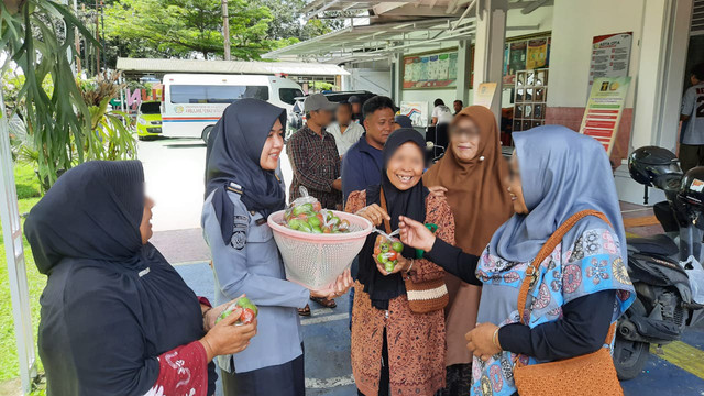 Panen Tomat, Rutan Temanggung Bagikan kepada Pengunjung