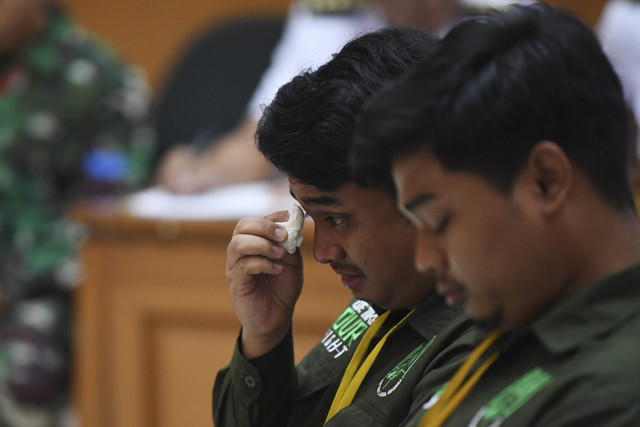 Agam Muhammad Nasrudin (kiri) dan Rizky Agam Syahputra (kanan) menangis saat bersaksi dalam sidang lanjutan kasus penembakan dan penadahan mobil di Pengadilan Militer II-08, Jakarta, Selasa (18/2). Foto: Akbar Nugroho Gumay/ANTARA FOTO