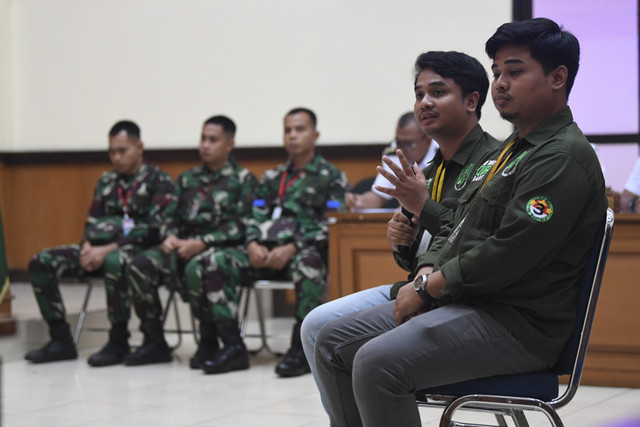 Agam Muhammad Nasrudin (kedua kanan) dan Rizky Agam Syahputra (kanan) bersaksi dalam sidang lanjutan kasus penembakan dan penadahan mobil di Pengadilan Militer II-08, Jakarta, Selasa (18/2/2025). Foto: Akbar Nugroho Gumay/ANTARA FOTO