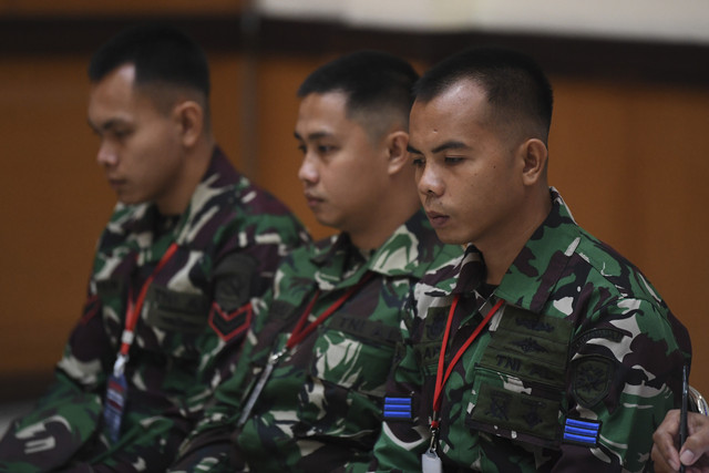 Terdakwa kasus dugaan penembakan bos rental mobil dan penadahan mobil oleh oknum TNI AL Kelasi Kepala Bambang Apri Atmojo, Sertu Akbar Adli, dan Sertu Rafsin Hermawan menjalani sidang lanjutan di Pengadilan Militer II-08, Jakarta, Selasa (18/2/2025). Foto: Akbar Nugroho Gumay/ANTARA FOTO