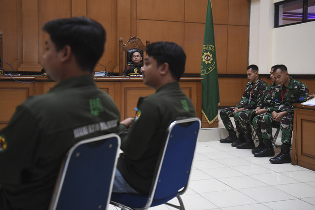 Terdakwa kasus dugaan penembakan bos rental mobil dan penadahan mobil oleh oknum TNI AL Kelasi Kepala Bambang Apri Atmojo, Sertu Akbar Adli, dan Sertu Rafsin Hermawan menjalani sidang lanjutan di Pengadilan Militer II-08, Jakarta, Selasa (18/2/2025). Foto: Akbar Nugroho Gumay/ANTARA FOTO