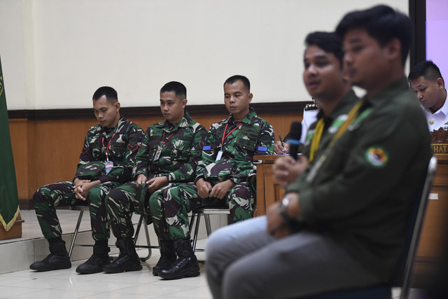 Terdakwa kasus dugaan penembakan bos rental mobil dan penadahan mobil oleh oknum TNI AL Kelasi Kepala Bambang Apri Atmojo, Sertu Akbar Adli, dan Sertu Rafsin Hermawan menjalani sidang lanjutan di Pengadilan Militer II-08, Jakarta, Selasa (18/2/2025). Foto: Akbar Nugroho Gumay/ANTARA FOTO