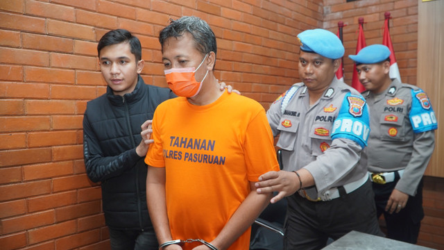 Tersangka Muhammad Khoirul (43 tahun), warga Desa Sumberejo, Kecamatan Pandaan, Kabupaten Pasuruan. Foto:  Dok. Polres Pasuruan