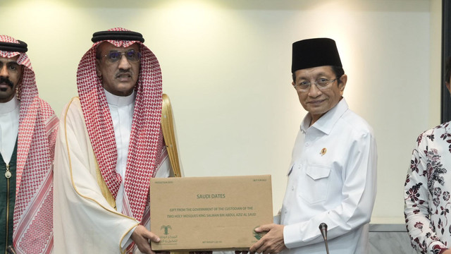 Duta Besar Arab Saudi untuk Indonesia, Faisal Abdulah H. Amodi menyerahkan  simbolis kantuan kurma kepada Menteri Agama Nasaruddin Umar, Jumat (14/2/2025). Foto: Kemenag RI