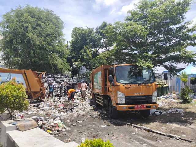 Petugas DLH Kota Yogyakarta mulai mengangkut timbunan sampah di lahan bekas Teras Malioboro 2 (TM 2), Kota Yogyakarta, Selasa (18/2/2025). Foto: Arfiansyah Panji Purnandaru/kumparan