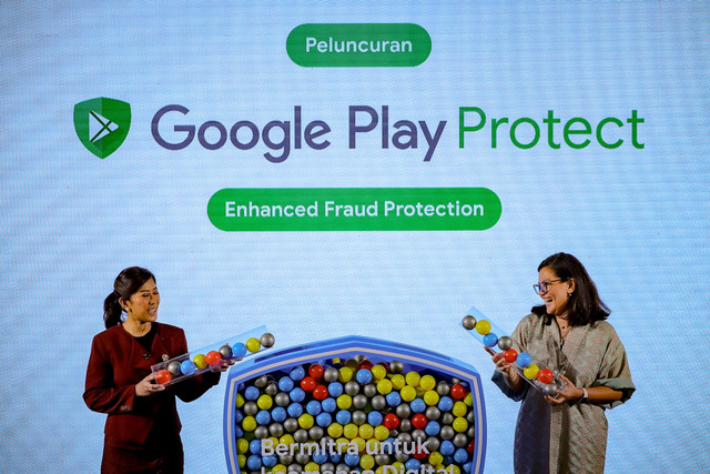 Menteri Komdigi Meutya Hafid dan Direktur Hubungan Pemerintah dan Kebijakan Publik, Google Indonesia, Putri Alam meluncurkan fitur terbaru untuk membantu menciptakan masa depan digital yang lebih aman bagi seluruh kalangan termasuk anak-anak. Foto: Jamal Ramadhan/kumparan