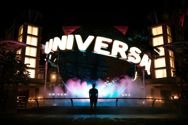 Harga tiket masuk Universal Studio Singapore 2025. Foto adalah Universal Studio. Sumber: Unsplash/Christian Chen