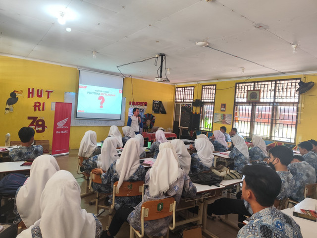 Asmo Kalbar memberikan edukasi keselamatan berkendara kepada siswa. Foto: Dok. Asmo Kalbar