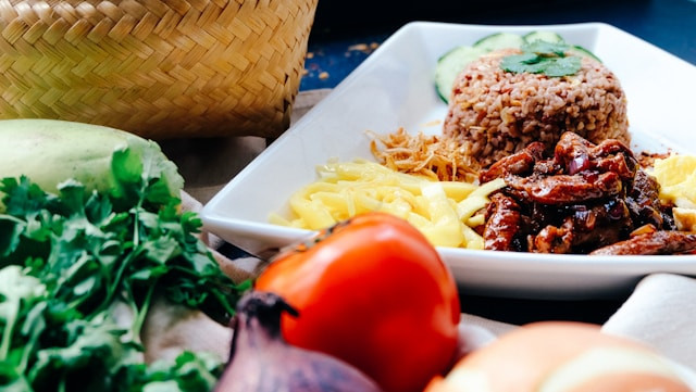 Nasi jamblang terkenal di Cirebon. Foto hanya ilustrasi, bukan tempat sebenarnya. Sumber: Unsplash/Shanice Garcia