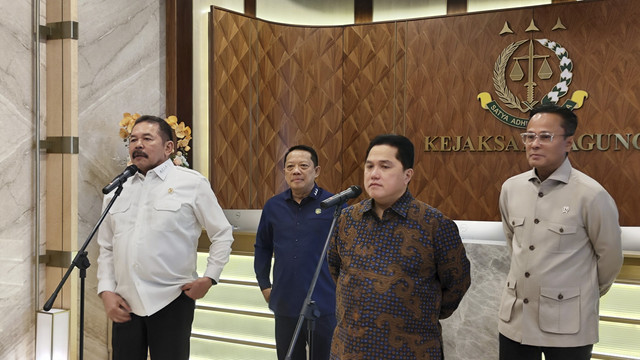 Jaksa Agung ST Burhanuddin bersama Menteri BUMN Erick Thohir di Kejaksaan Agung, Jakarta, Selasa (18/2/2025). Foto: Jonathan Devin/kumparan