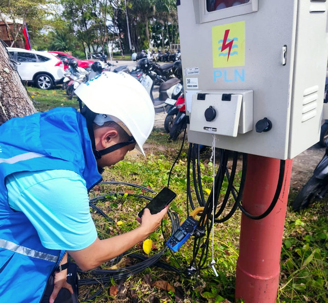 Petugas Melakukan Monitoring pengukuran beban listrik secara rutin memastikan tegangan listrik aman dan stabil saat pertandingan PLN Mobil Proliga 2024 berlangsung di Gor Terpadu Ayani Pontianak. Foto: Dok. PLN Kalbar