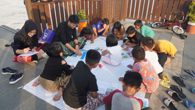 Kegiatan 'Warna Kapuas' melalui program 'Tebiat Kite', yang mana anak-anak mewarnai sketsa pinggiran Sungai Kapuas sambil diberi edukasi seputar Kota Pontianak. Foto: Dok. Istimewa