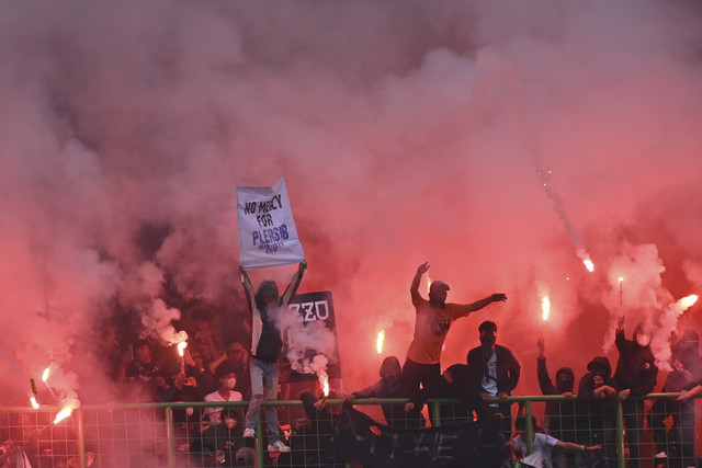 Suporter menyalakan flare usai laga lanjutan Liga 1 antara Persija Jakarta melawan Persib bandung di Stadion Patriot Candrabhaga, Bekasi, Jawa Barat, Minggu (16/2/2025). Foto: Akbar Nugroho Gumay/ANTARA FOTO