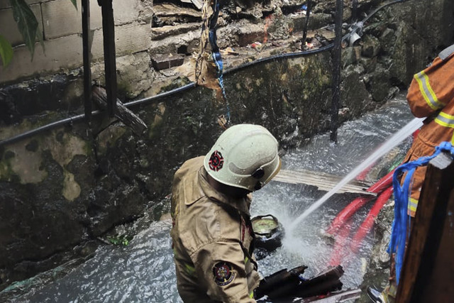 Tujuh kamar kos di Jalan Simo Gunung Kramat Timur II No. 15 dan 17, Kecamatan Sawahan, Kota Surabaya, hangus terbakar, pada Selasa (18/2/2025). Foto: Dok. DPKP Surabaya