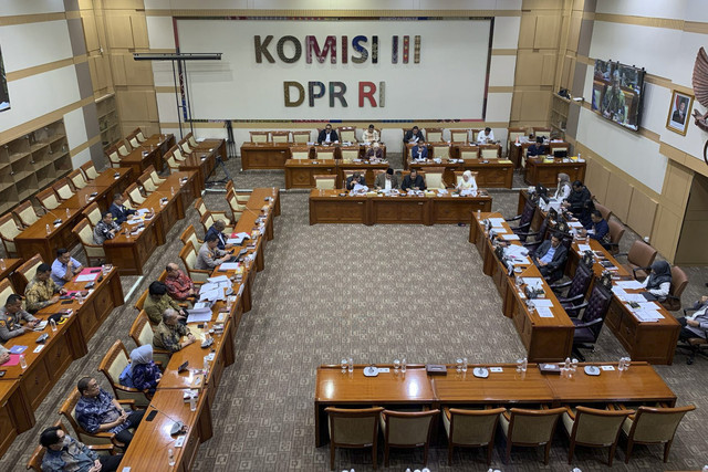 Suasana rapat Komisi III bersama Yayasan Administrasi Indonesia dan PT Indosari Murni terkait eksekusi lahan. Rapat digelar di Kompleks Parlemen Senayan, Jakarta, Selasa (18/2/2025). Foto: Luthfi Humam/kumparan