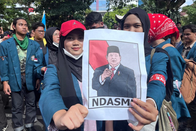 Sejumlah mahasiswa dari berbagai Universitas menggelar aksi unjuk rasa di depan Gedung DPRD dan Kantor Gubernur Jawa Tengah, Semarang, Selasa (18/2/2025). Foto: Intan Alliva Khansa/kumparan