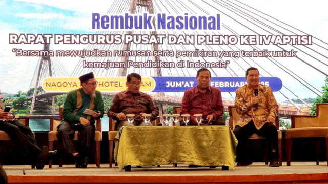 Rektor Universitas Teknokrat Indonesia Dr HM Nasrullah Yusuf, SE MBA menjadi narasumber dalam Rembuk Nasional dan Rapat Pengurus Pusat-Pleno IV Aptisi di Hotel Nagoya Hill Batam.