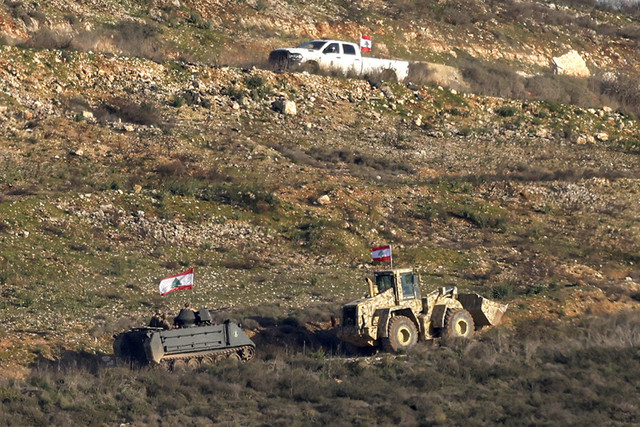 Sejumlah kendaraan pasukan sementara PBB dan Angkatan Darat Lebanon melintas di salah satu desa Lebanon Selatan, Adaisseh, Selasa (18/1/2025). Foto: Jalaa Marey/AFP