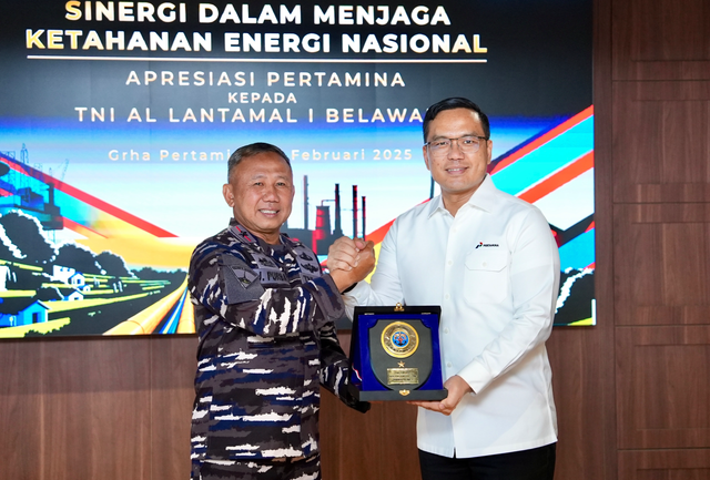 Direktur Utama Pertamina Simon Aloysius Mantiri (kanan) menyerahkan penghargaan kepada Brigjen TNI Mar. Jasiman Purba, SE., CHRMP (kiri) setelah Tim Fleet One Quick Response (F1QR) TNI AL Lantamal 1 Belawan yang berhasil mengungkap pencurian avtur melalui pipa bawah laut di Executive Lounge, Grha Pertamina pada Senin (17/2/2025). Foto: Dok. Pertamina