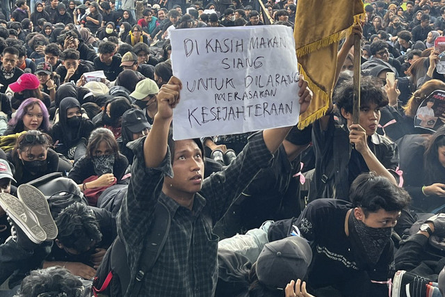 Ribuan mahasiswa dan aliansi masyarakat sipil menggelar aksi #Indonesiagelap di depan Gedung DPRD Kota Malang, Selasa (18/2/2025). Foto: Istimewa