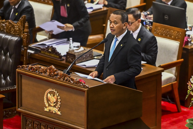 Menteri ESDM Bahlil Lahadalia membacakan laporan pemerintah saat Rapat Paripurna DPR RI Ke-13 Masa Persidangan II Tahun Sidang 2024-2025 di Kompleks Parlemen, Senayan, Jakarta, Selasa (18/2/2025). Foto: Rivan Awal Lingga/ANTARA FOTO