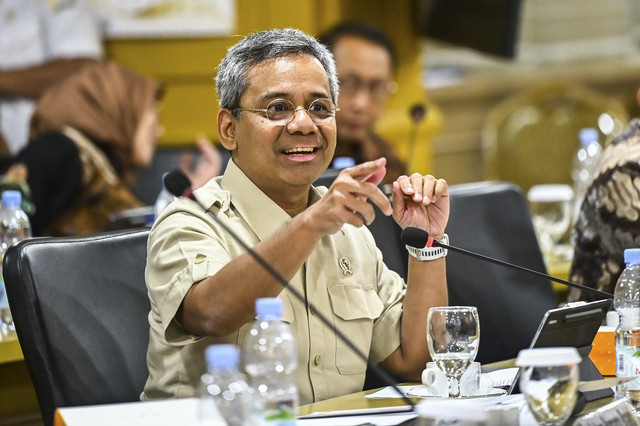 Wakil Menteri Keuangan Suahasil Nazara memberikan tanggapan saat mengikuti rapat kerja dengan Komite IV DPD di Kompleks Parlemen, Senayan, Jakarta, Selasa (18/2/2025). Foto: Rivan Awal Lingga/ANTARA FOTO