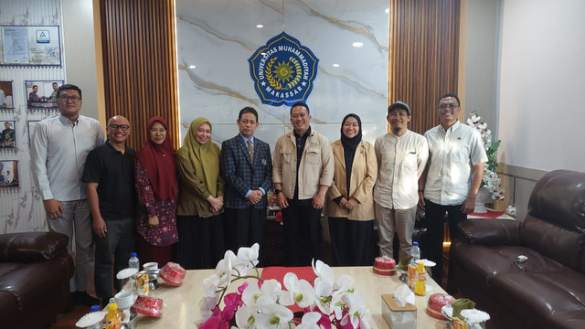 Rektor Universitas Muhammadiyah (Unismuh) Makassar Dr, Ir Abd Rakhim Nanda, ST, MT, IPU menerima kunjungan Rombongan Ikatan Arsitek Indonesia (IAI) di ruang kerja Rektor Lantai 17 Gedung Menara Iqra Lantai, Senin 17 Februari 2025