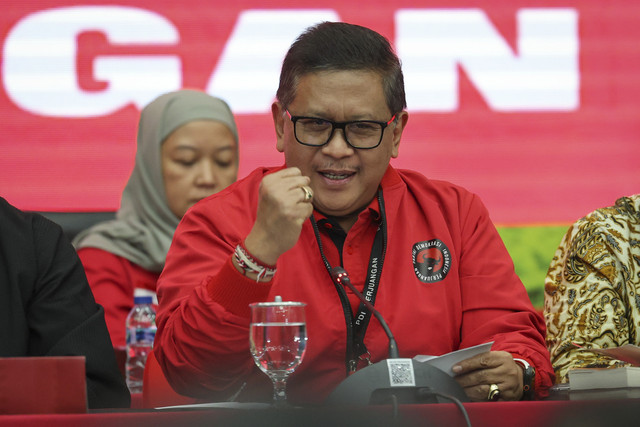 Sekretaris Jenderal PDI Perjuangan (PDIP) Hasto Kristiyanto menyampaikan keterangan kepada wartawan pascapenetapan Hasto sebagai tersangka dan pascaputusan praperadilan di Jakarta, Selasa (18/2/2025). Foto: Monang Sinaga/Antara Foto