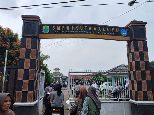 Suasana SMPN 1 Kutawaluya Karawang, Selasa (18/2/2025). Dok: kumparan